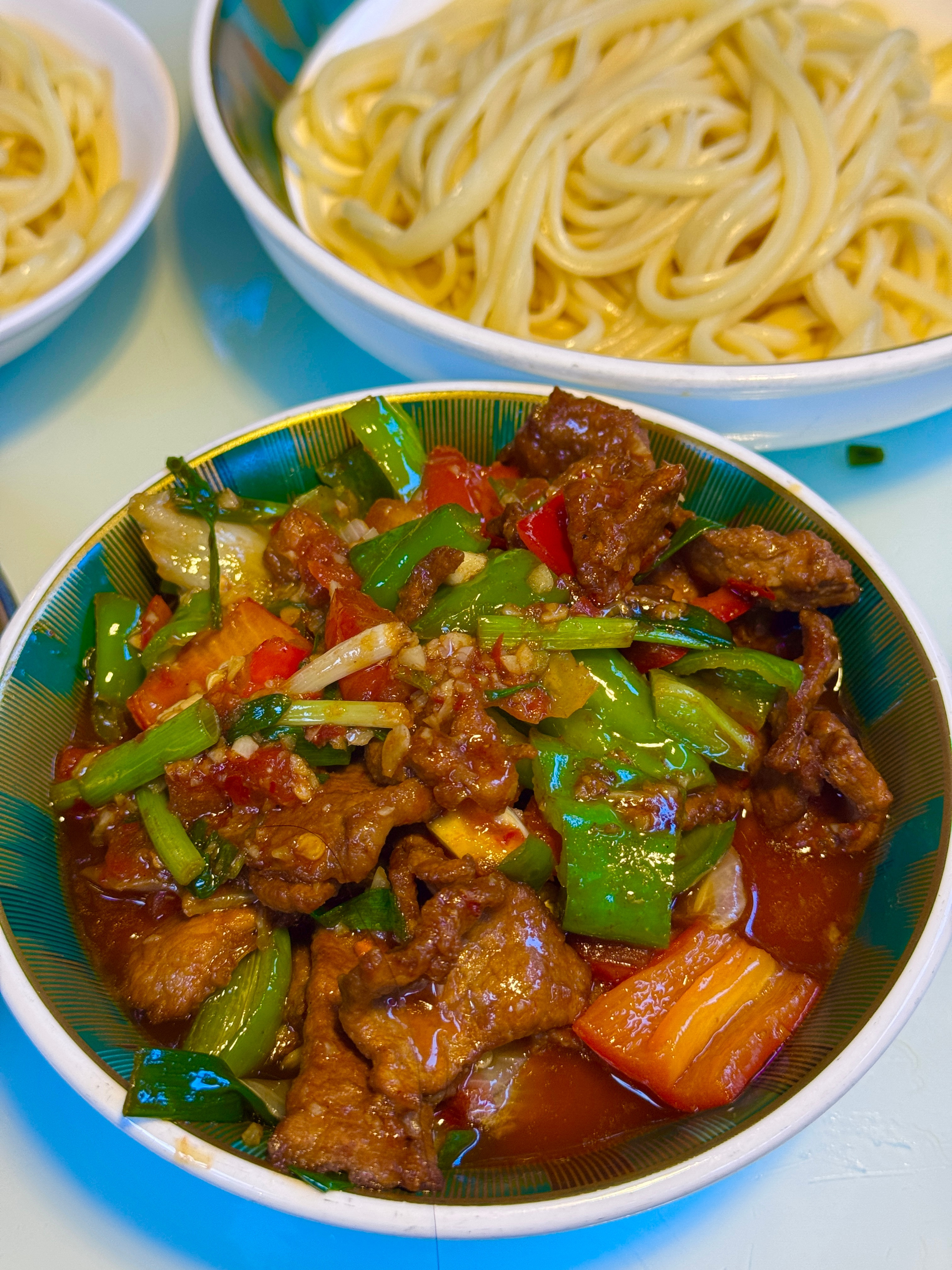 到新疆伊犁的第一顿饭真的太好吃了！这么多肉，我俩人才花了180…​