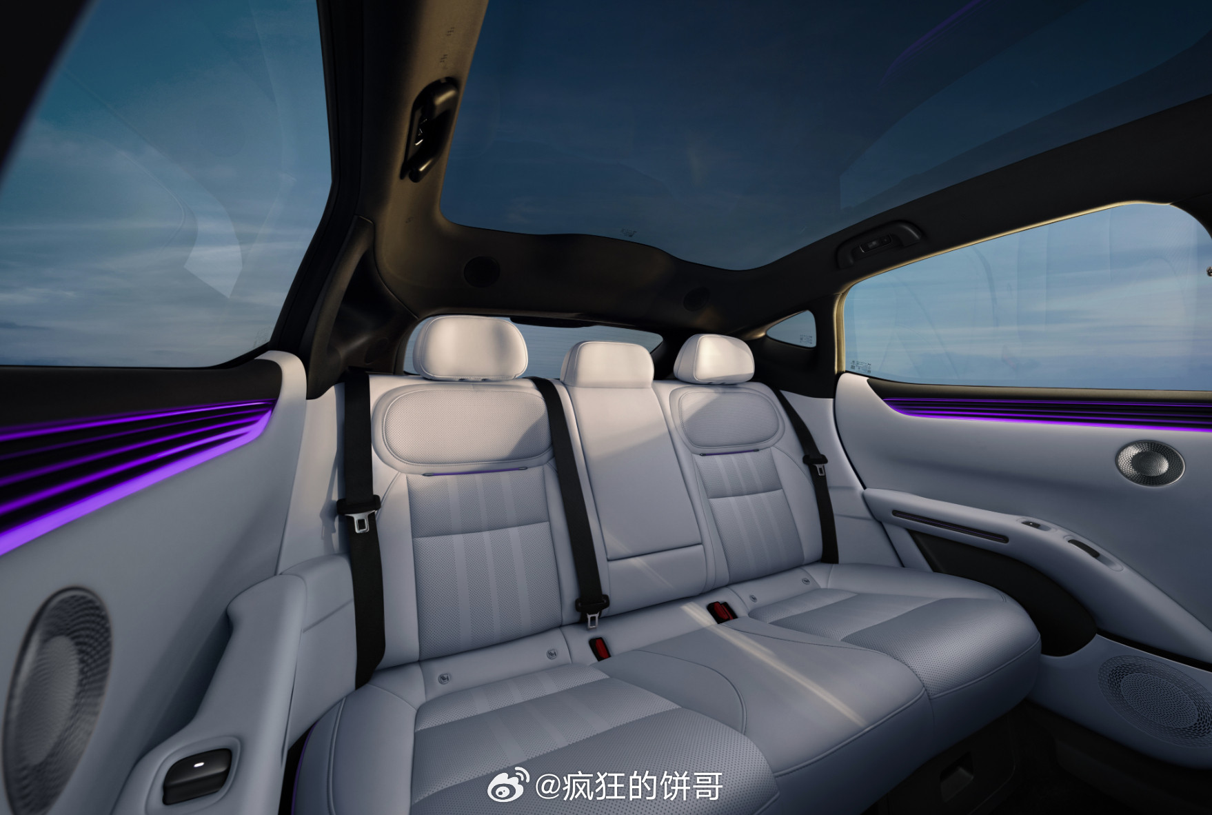小鹏MONAL03的内饰图，设计不错，有二十多万的气息，这个方向盘我认为比0