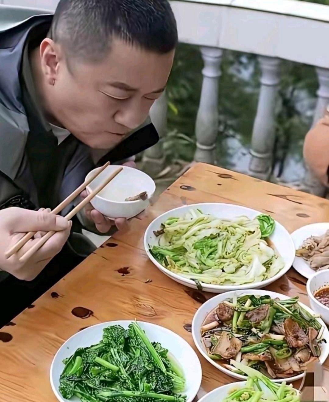 李亚鹏吃的可真清淡，全是蔬菜、他啥时候过得这么节俭​