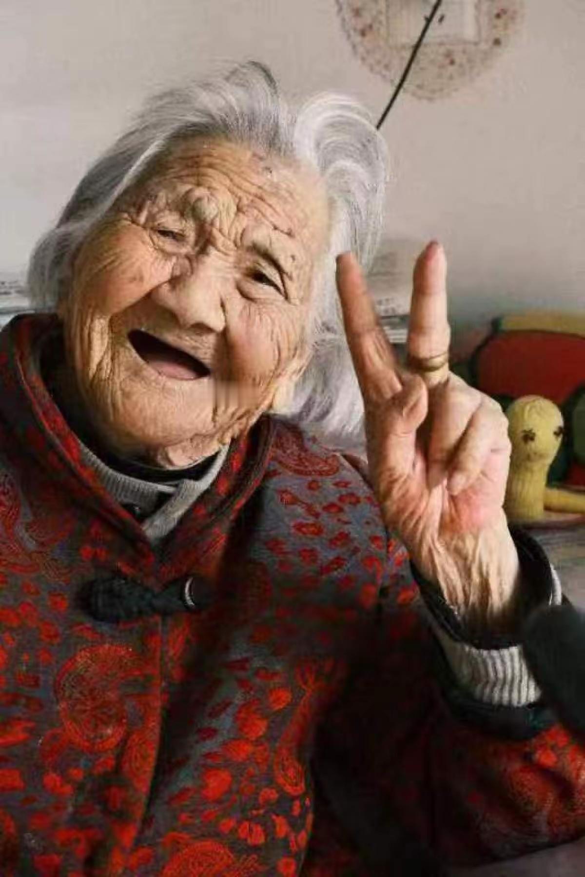 郑州这位老太太已经115岁了，即便放在世界范围也绝对是长寿者中的佼佼者。我发现长