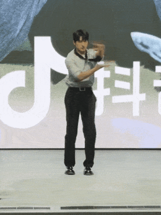杨洋明明不是胖子，为什么看起来就是很壮？​​​