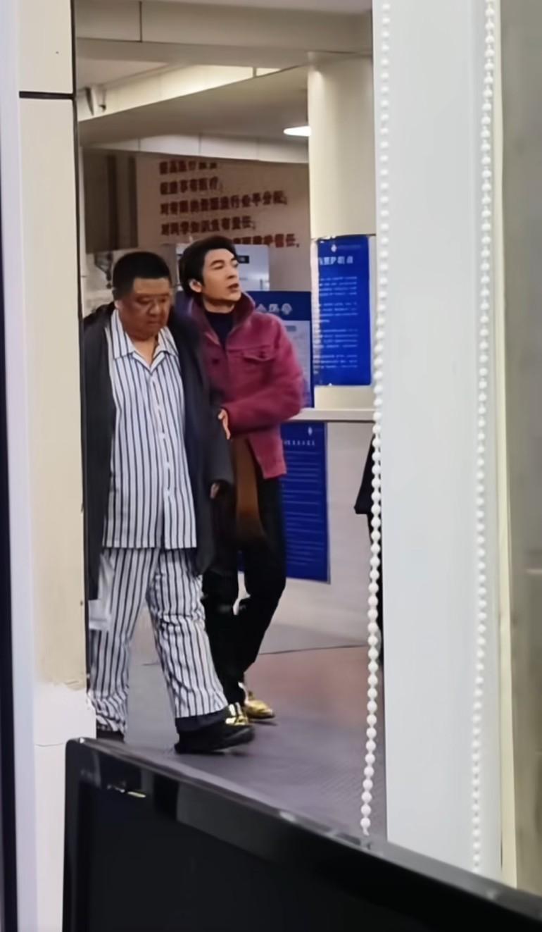 这袋子都挂上了！恐怕有点严重，挂引流袋，一看就是做了大手术，祝早日康复张大民病