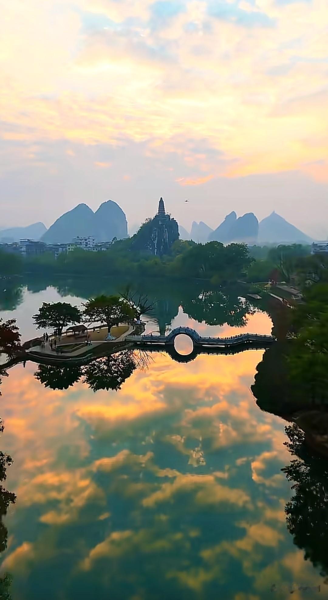 七律·白狐之恋冰魄凝姿宿洞边，千年修得遇尘缘。轻摇素尾霜毛软，慢转星眸玉