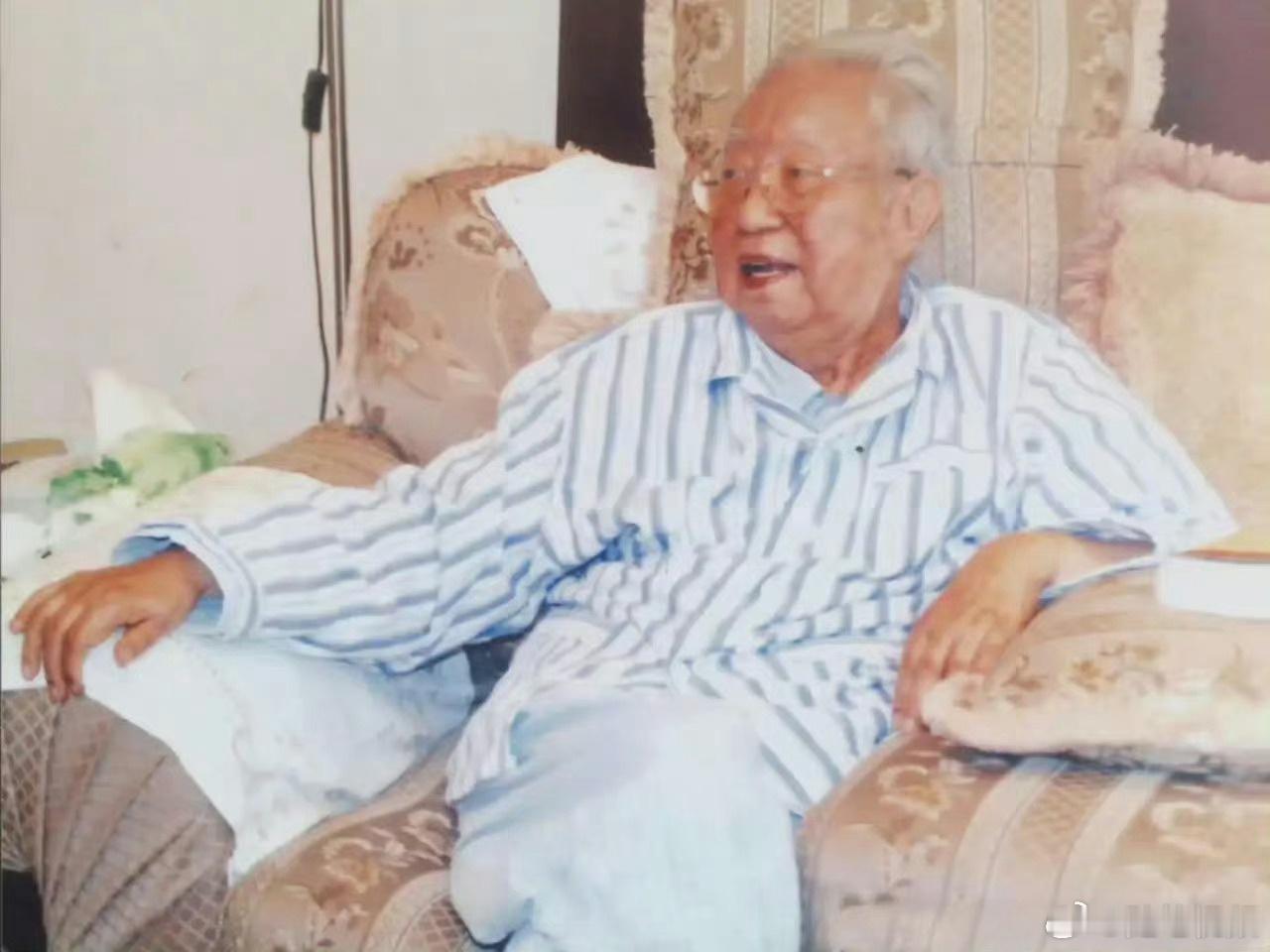 华同志于2008年8月20日12.50分在北京逝世，享年87岁，这是他生前在北京