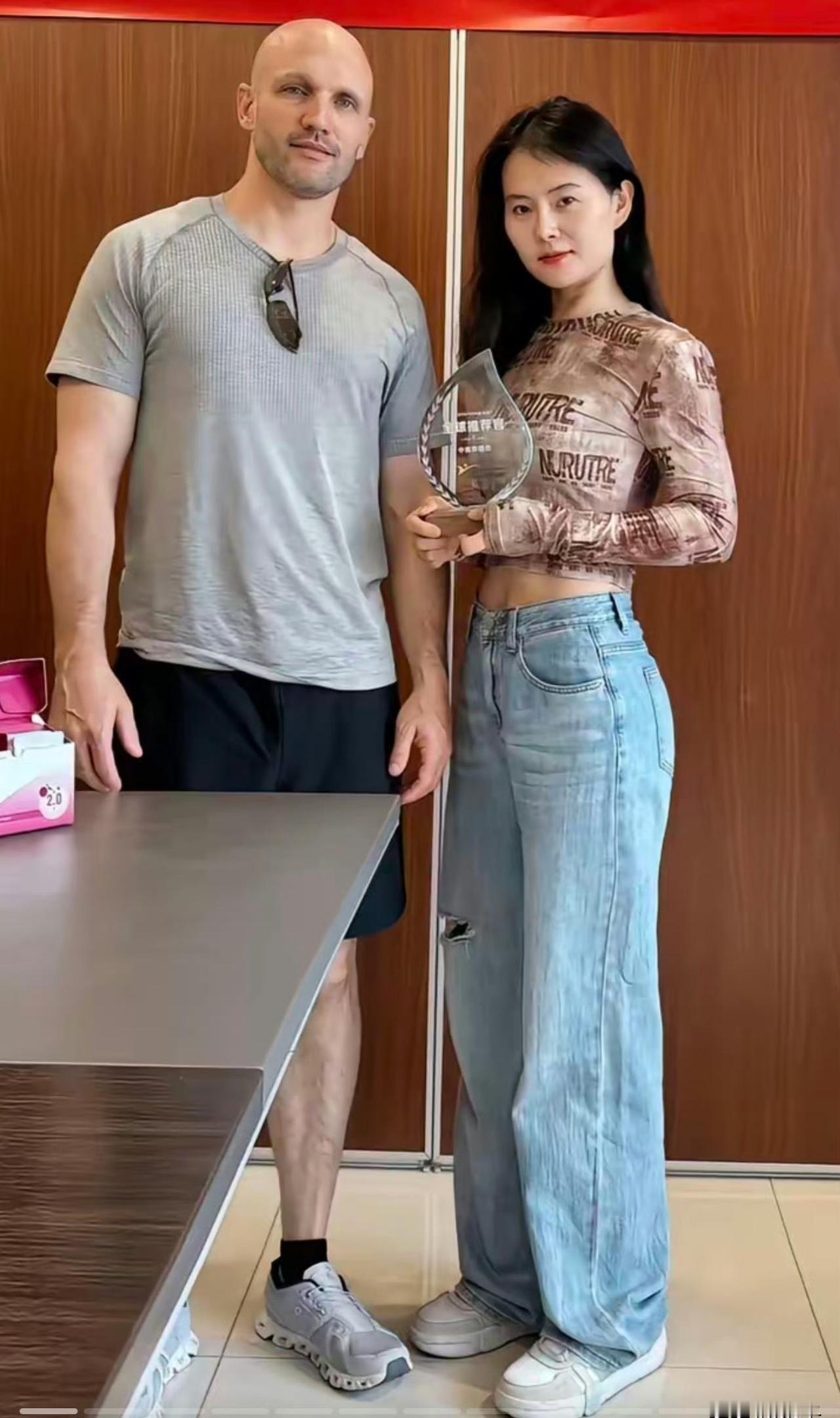 那位鼓吹“嫁到美国，地位比狗高”的网红，终于被老公榨干了。她曾镜头前狂踩国内婚