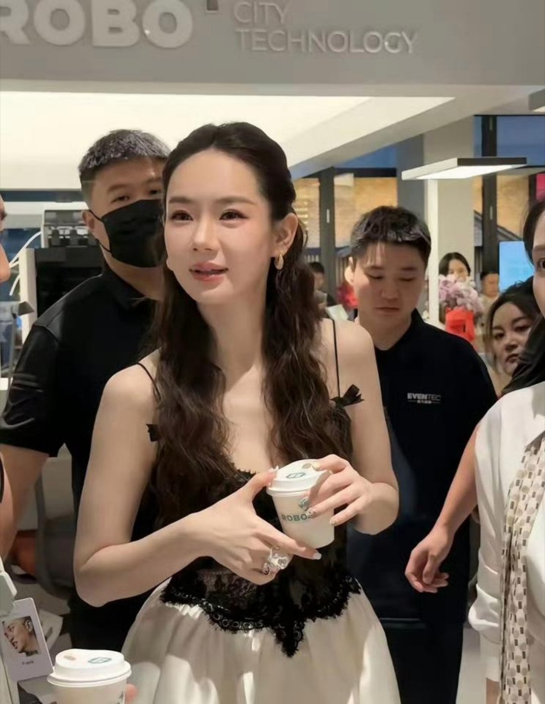 戚薇的脸怎么了？感觉跟之前有点不一样！