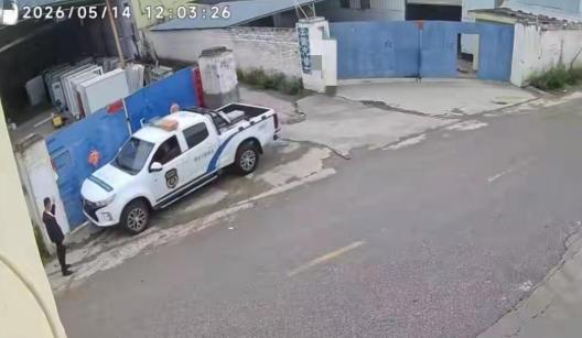 西安一位老板在经营工厂期间，突然遇到一名男子进入厂区，要求立刻停工，但对方既没有