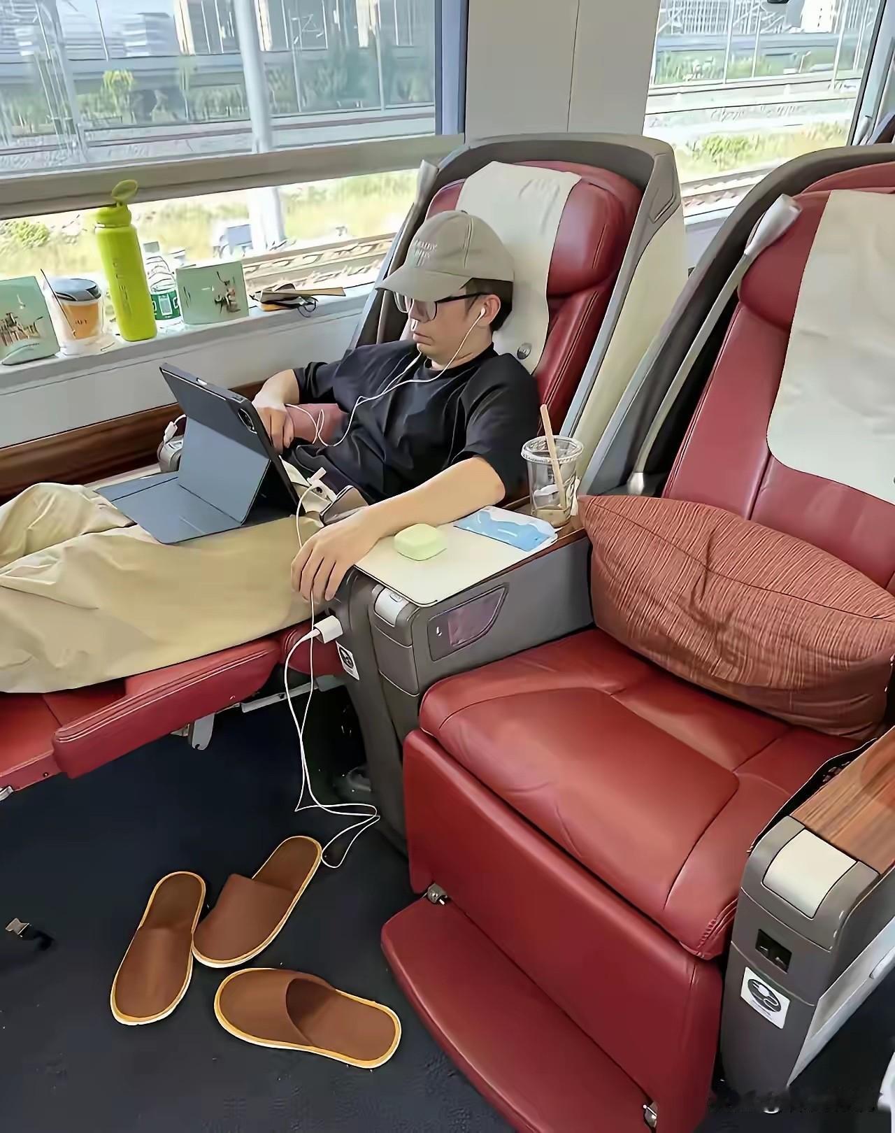 杨迪这么放松的状态，终于知道为什么要多赚钱了，或许这就是努力挣钱的意义所在。你们