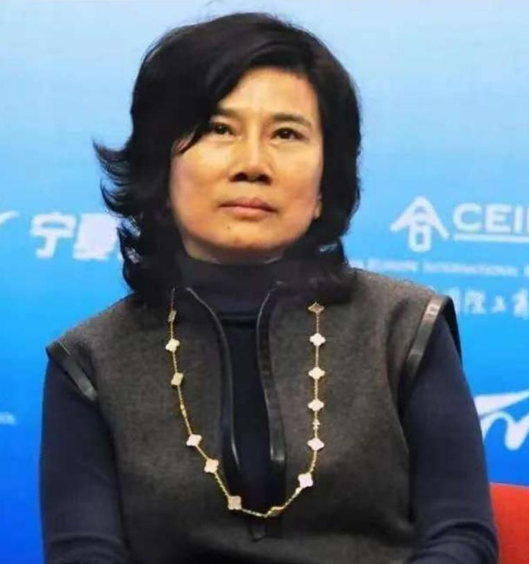主持人杨澜到董明珠家做采访，恰逢饭点，董明珠对她说：今天就在我家吃吧？杨澜笑着说