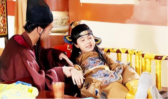 北宋时期，年幼的赵恒躺在龙椅上呼呼大睡。赵匡胤问他：“天子好做吗？”他巧妙地回答