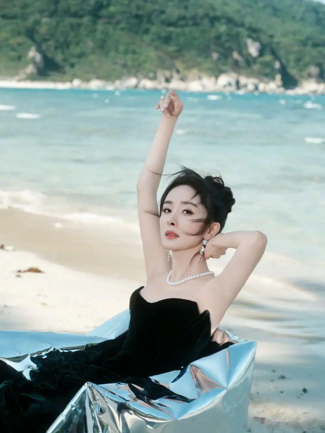 38岁的杨幂海边写真，这才是内娱女明星颜值身材天花板吧！​​​