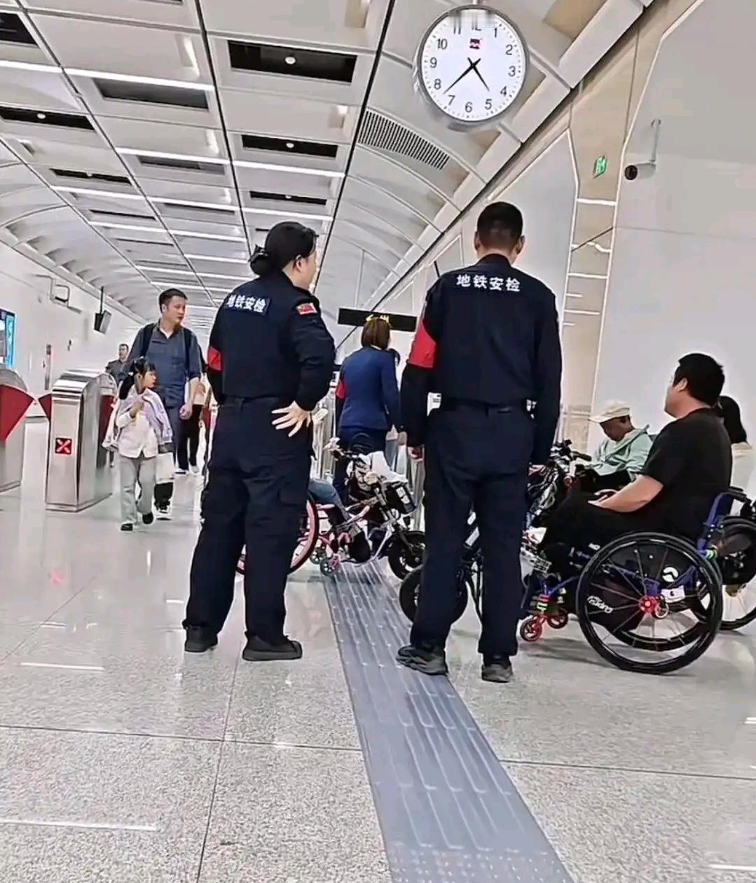 陕西西安，一女子和6个同伴坐电动轮椅去乘坐地铁，他们进站的时候，却被工作人员拦了