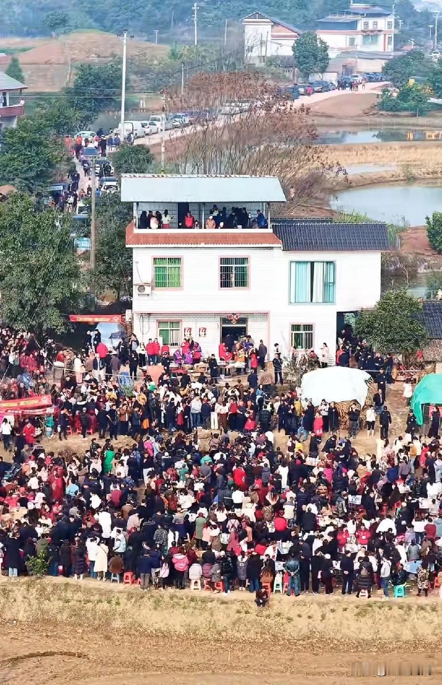 这下真出名了，开保时捷的大哥做梦都没有想到本意是冲去合川按年猪的，结果却沦为