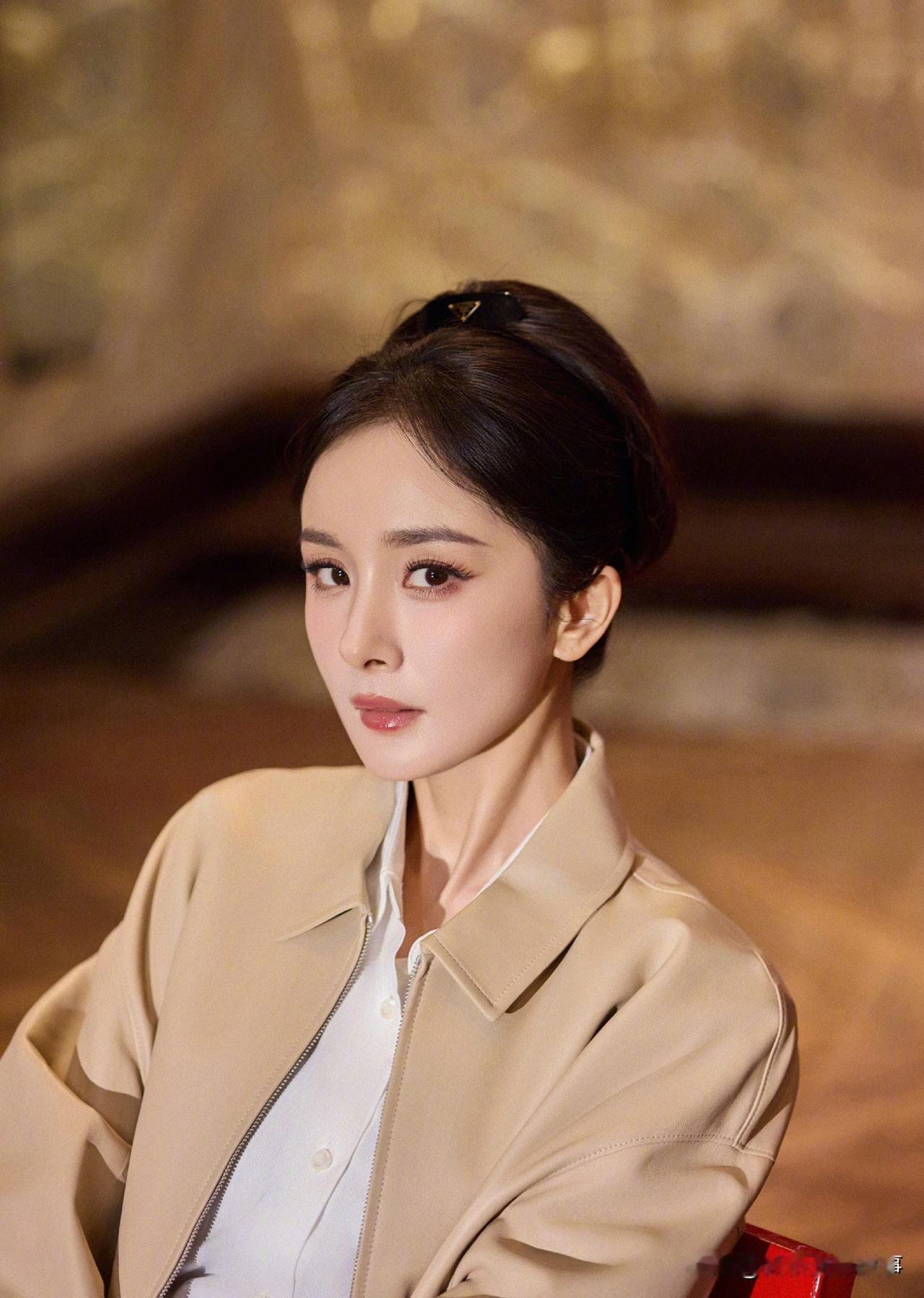 杨幂Prada学院风造型：柔飒氛围感教科书杨幂新造型以卡其+白+灰的低饱和