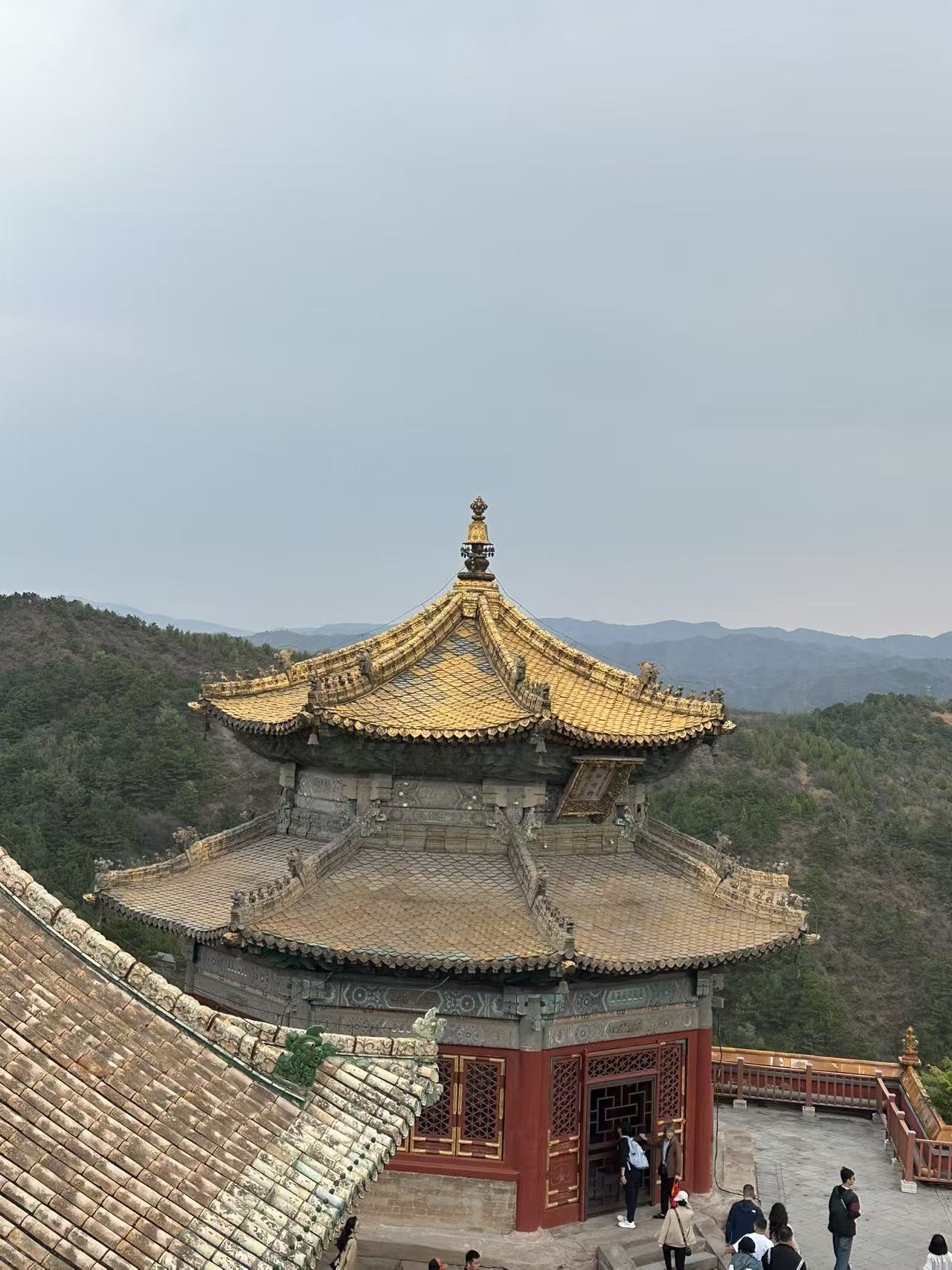 这张图片展示的是位于河北承德的普陀宗乘之庙(俗称"小布达拉宫")中的核心建筑万法