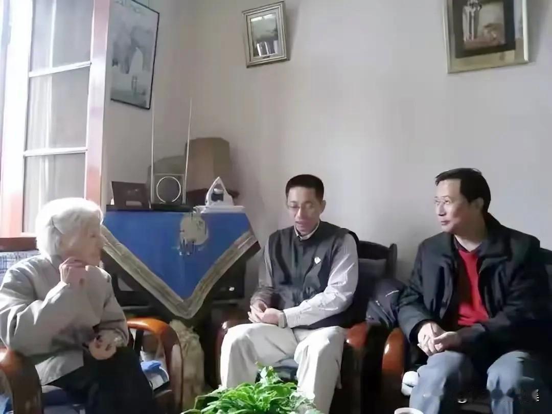 2011年2月27日，西湖大学校长施一公（中）与著名生物学家、北京大学生命科学学