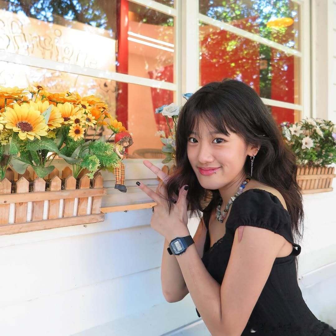 贾静雯为梧桐妹庆20岁生日20岁的梧桐妹贾静雯为大女儿庆生，梧桐妹都20岁了，