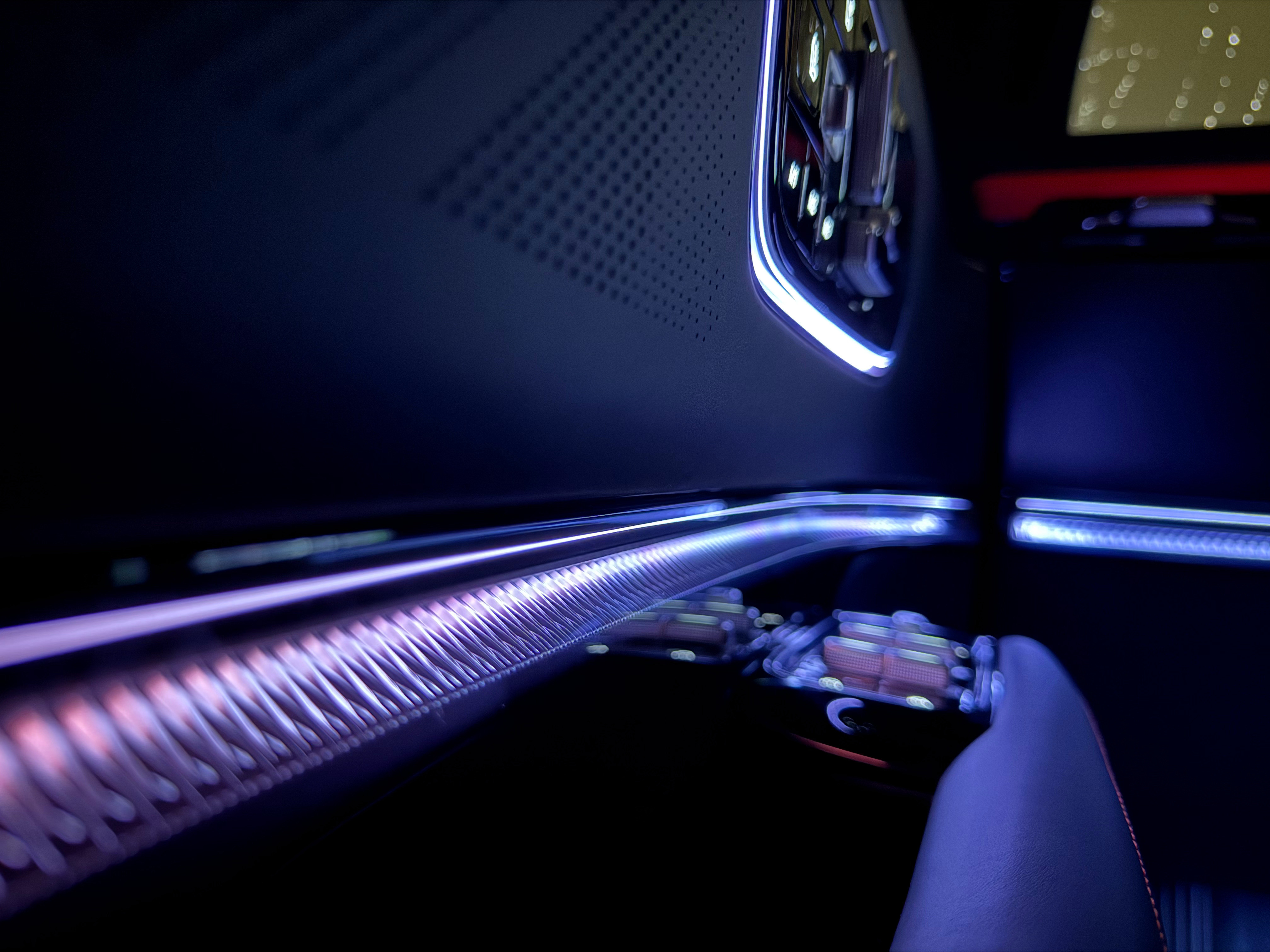 极氪9X的氛围灯真奢，这种奢有别于ES8的“见光不见灯”的内敛，是直给的