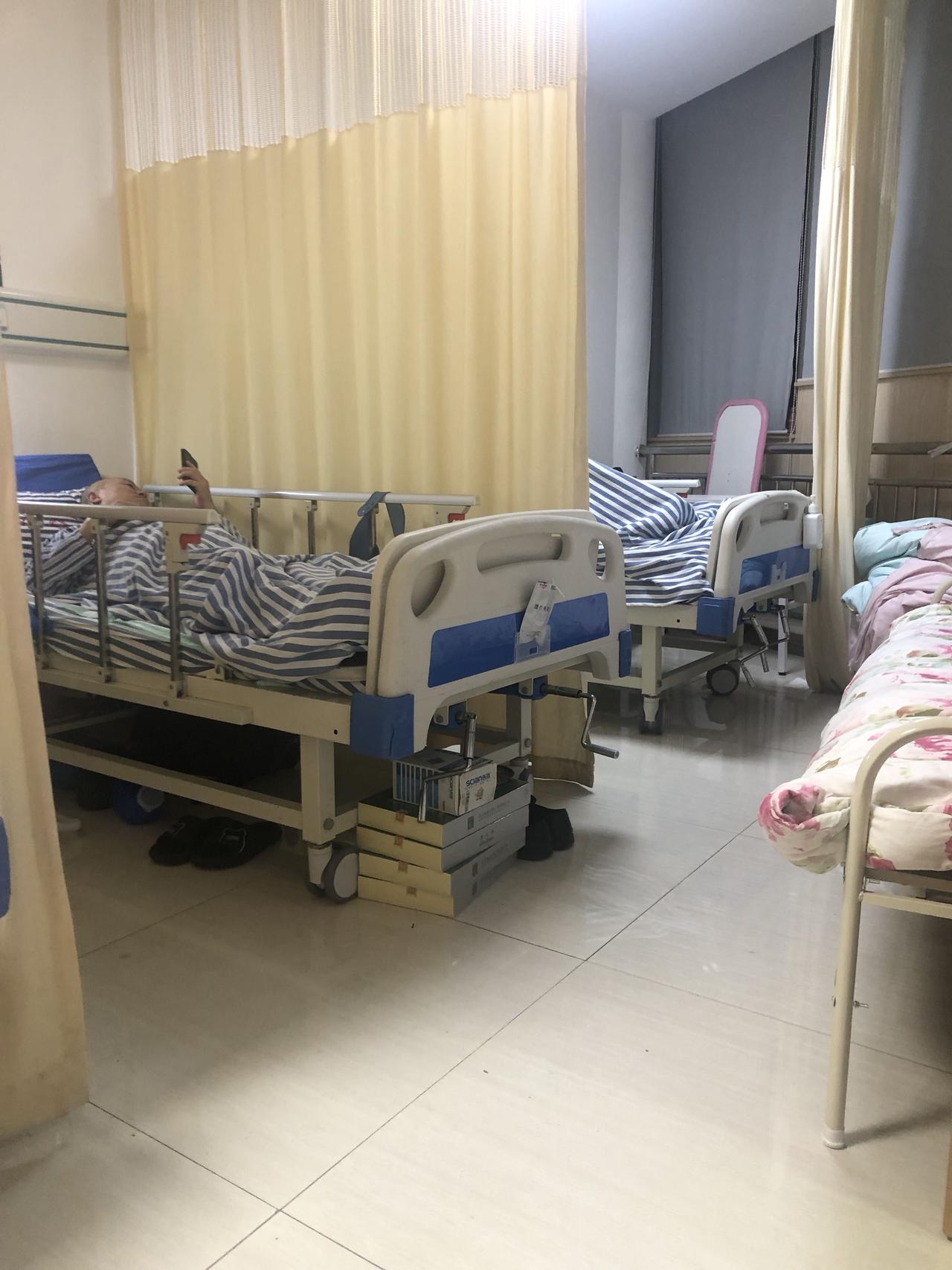 护工费成住院家庭沉重负担，猛如虎！父亲八十多岁突发脑梗住院，生活无法自理，我