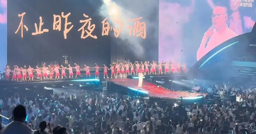 岳云鹏成都演唱会的视频今天在某音刷屏了。昨天一万多人的体育馆座无虚席，无论怎么黑