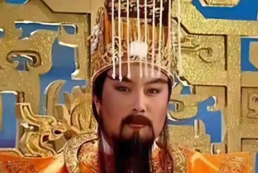 有一次，“玉皇大帝”王卫国回老家祭祖，意外发现冥币上印的都是自己，他立刻联系律师