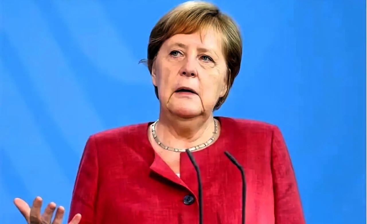 退休几年的默克尔，突然露面了。一开口，就给整个欧洲划了三条线。第一，不许主动和