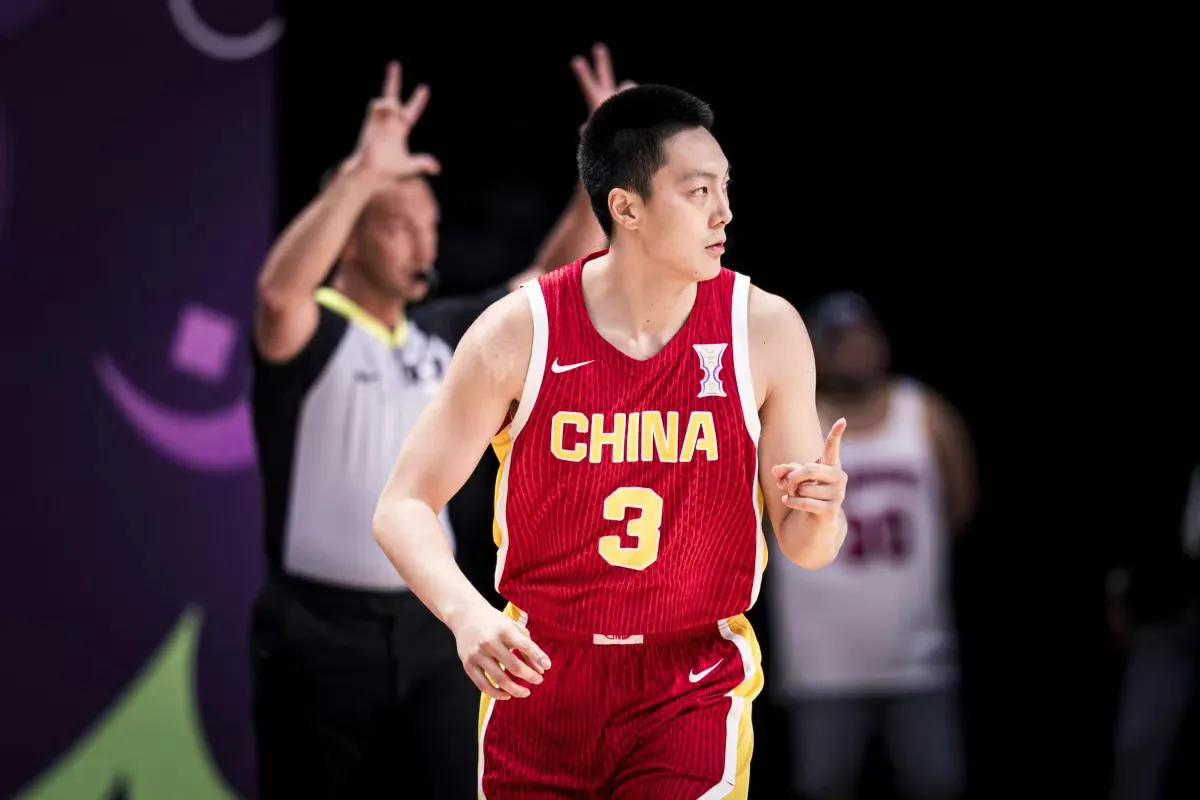 排队给胡明轩道歉！再也不用纠结国家队是该带赵继伟还是胡明轩了！胡明轩虽然绝杀