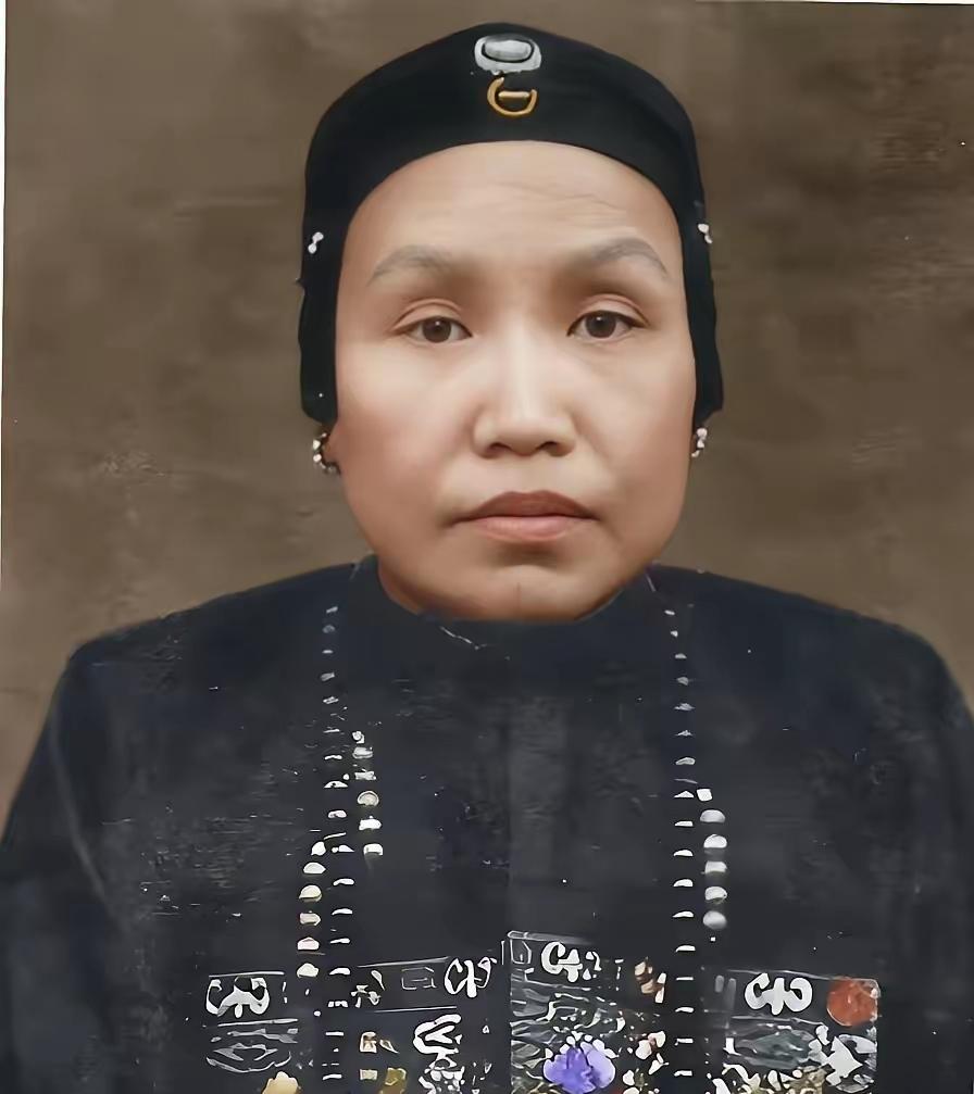 曾国藩新婚，洞房花烛夜，曾国藩掀开新娘的红盖头，发现新娘不是王家小姐，而是恩师欧