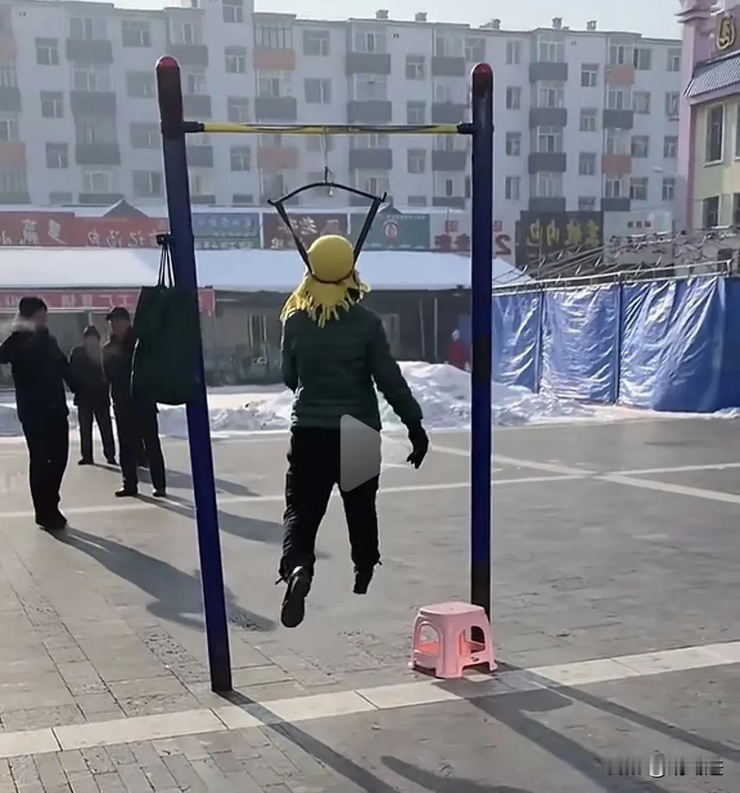 老胡有三条建议:1、老年人停发退休金，给国家减轻负担，让他们去上班，他们起得早