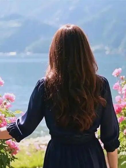 女人最好的状态杨绛先生曾说：女人该有的样子，是十分安静、九分气质、八分资产