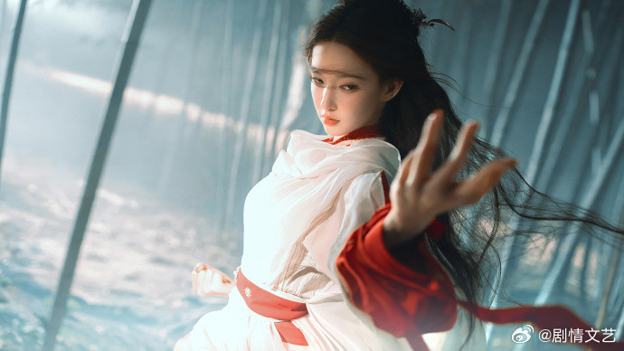 程潇我的少女心事是一场江湖梦回眸的瞬间直接封神！程潇骑在白马上回身望来，白衣红