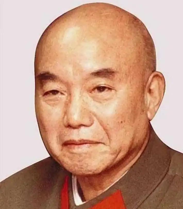 1931年，红军师长萧克翻着俘虏名单，瞳孔猛地一缩。他冲进看守所，对着捆得严严实