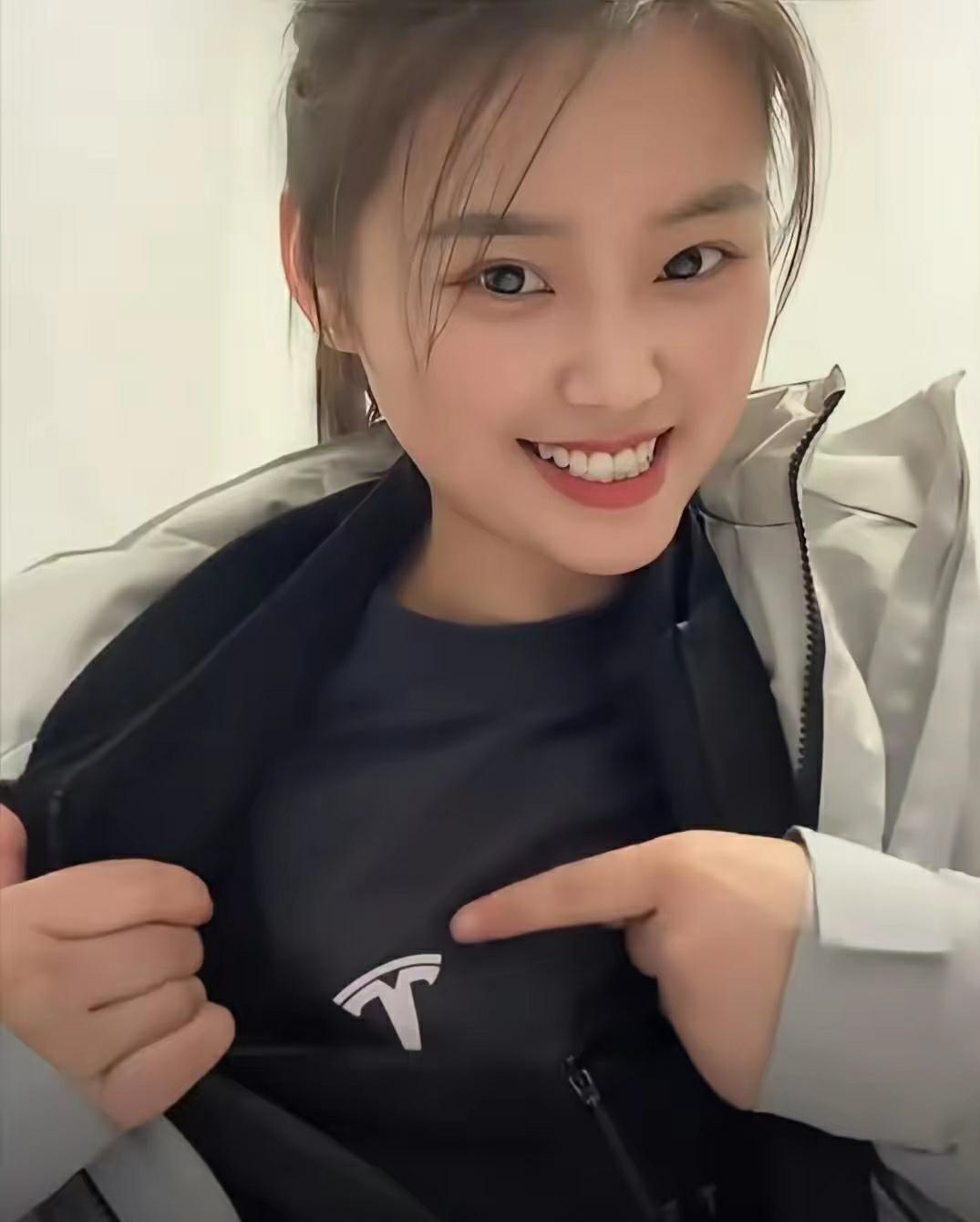 在特斯拉上班小姐姐嗮出工装里里外外全是特斯拉
