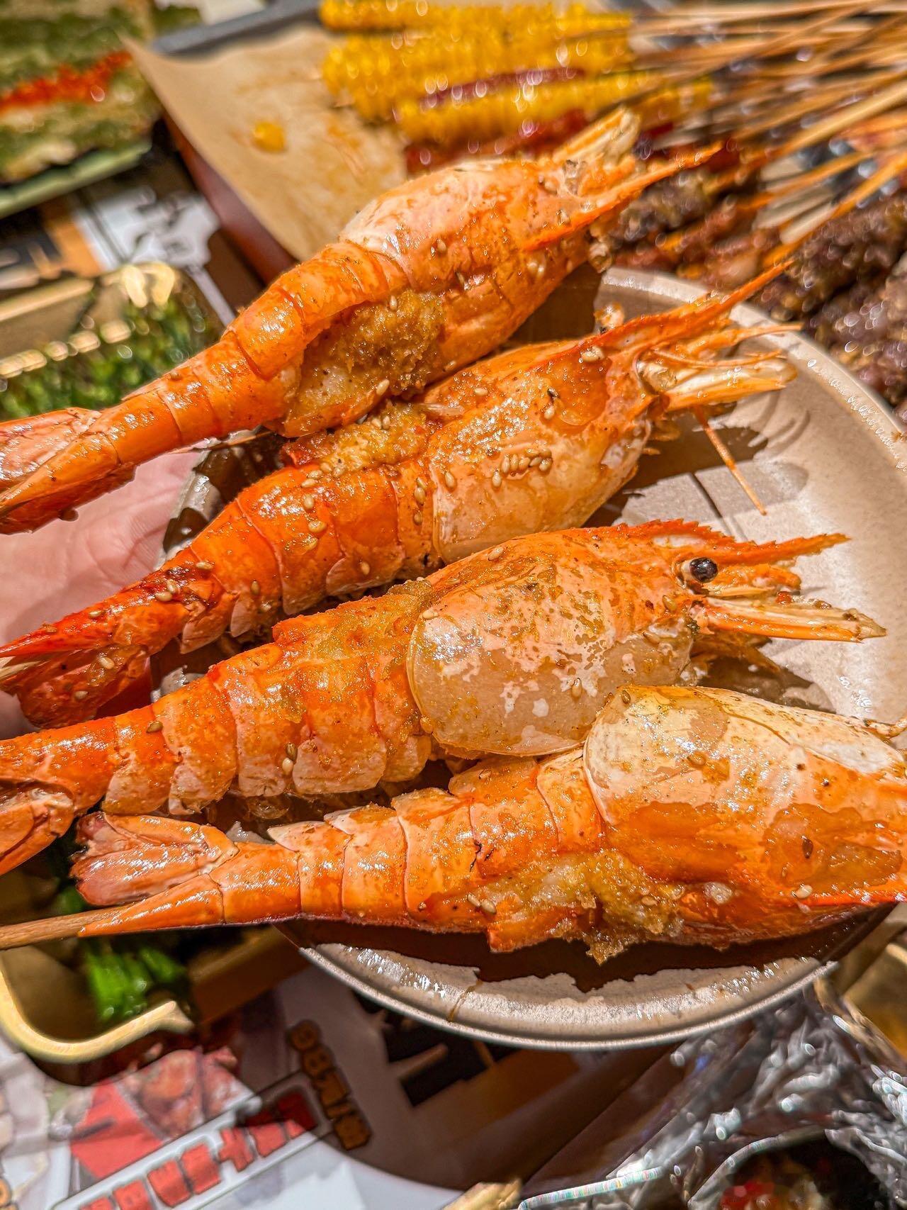 谁能拒绝鲜切牛肉烧烤呢！🦐 碳烤脆皮罗氏虾：金秋应季必点！虾壳烤得脆到能嚼，虾
