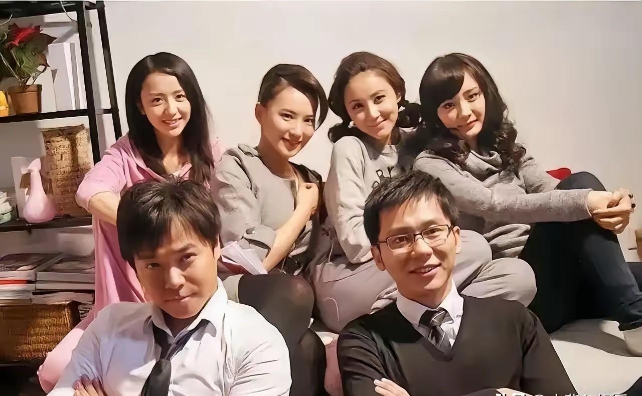 六位演员合影，后排左一是佟丽娅，右一是杨幂。你能说出他们每个人的名字吗？