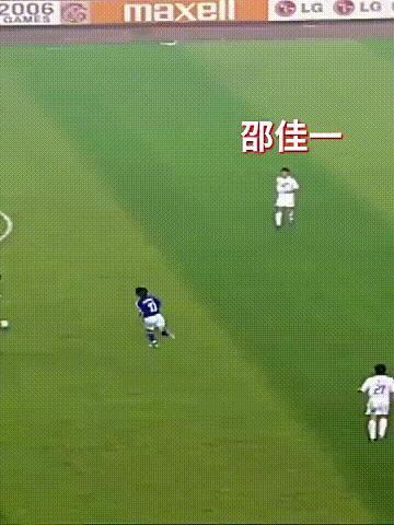 邵佳一当上国足主教练，连亚洲杯官方都致敬了，想当年跟日本队的决赛，一记油炸丸子轻