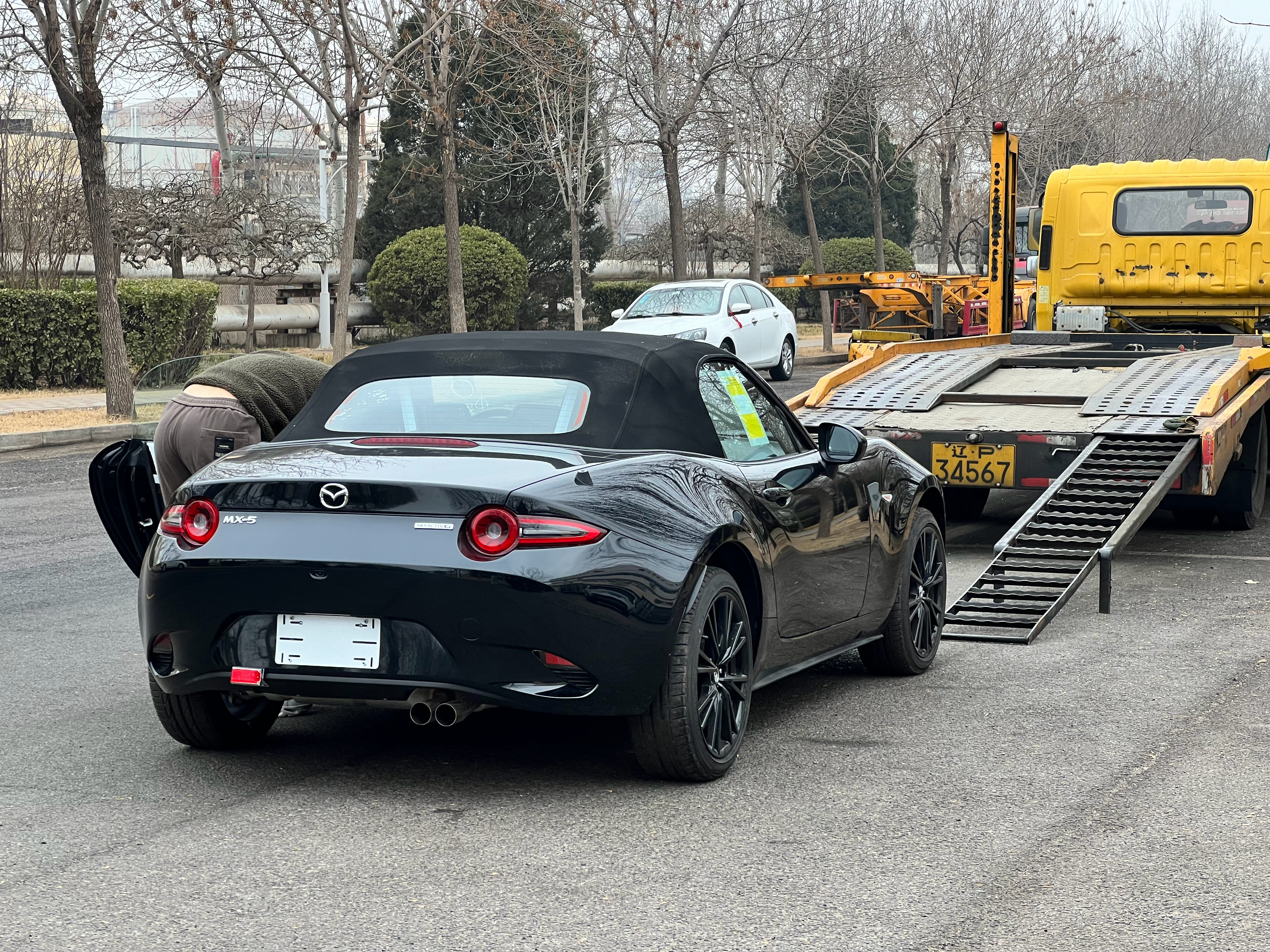 交付马年第一台车马自达MX-5手动挡软顶祝愿车主成为马年的那匹“黑马”搭配这台