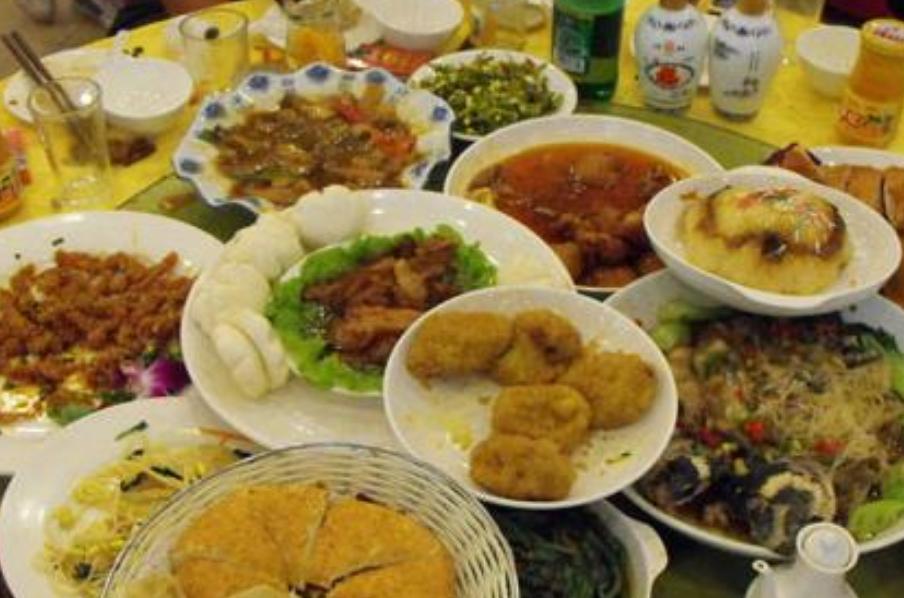 饭店惊天潜规则！顾客剩菜竟被服务员打包，真相让人沉默顾客刚走服务员就抄起饭