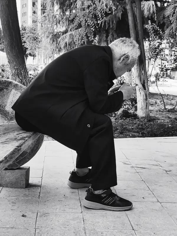 “懂得低头，方能出头”这话太有道理了。生活中，很多人一心想昂首挺胸出人头地，却不