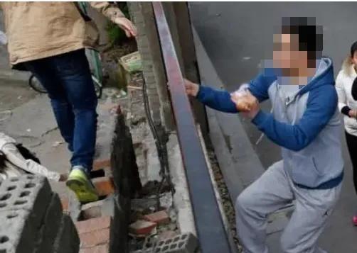 “人老了能靠谁”？一7旬老人为了不住养老院，竟然翻墙出逃，不料却因翻墙导致骨折，