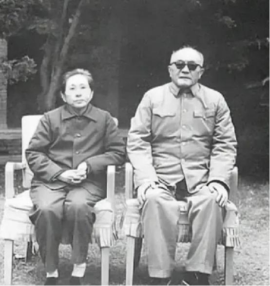 1952年，黄克诚的岳父贩卖鸦片，被判了死刑，行刑之前，黄克诚找到负责这个案子的