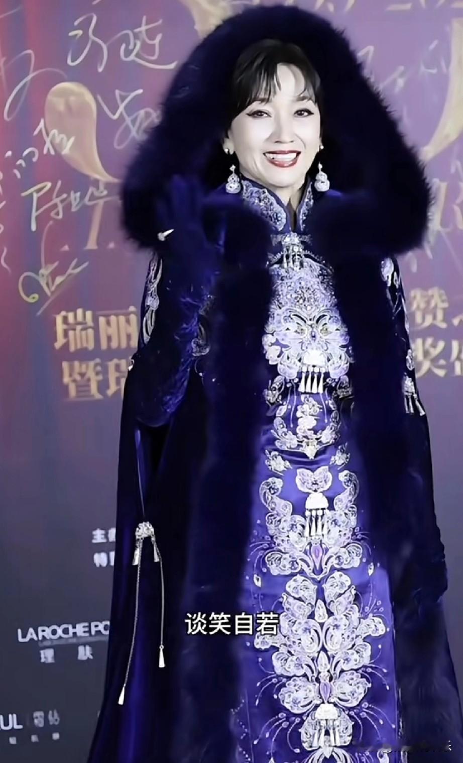 73岁的赵雅芝也太绝了！又一次美出新高度直接封神！一身雾霾蓝套装上身，气质拿捏得