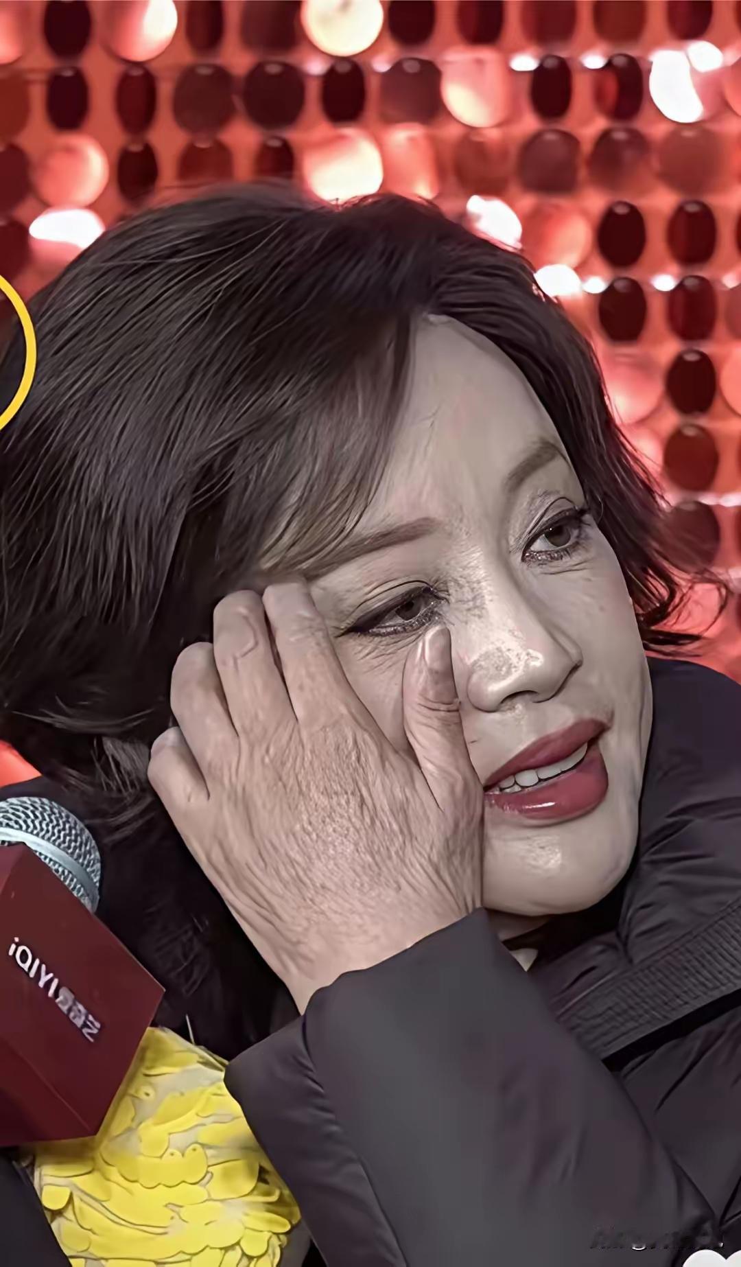 这手也太吓人了吧！又皱又脏的感觉，像是捡垃圾的手。看到刘晓庆这双手，我无语了，