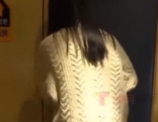 贵州，一女子在诊室里接受治疗，当时正脱裤检查，身体也是光溜溜的，一陌生男子直接
