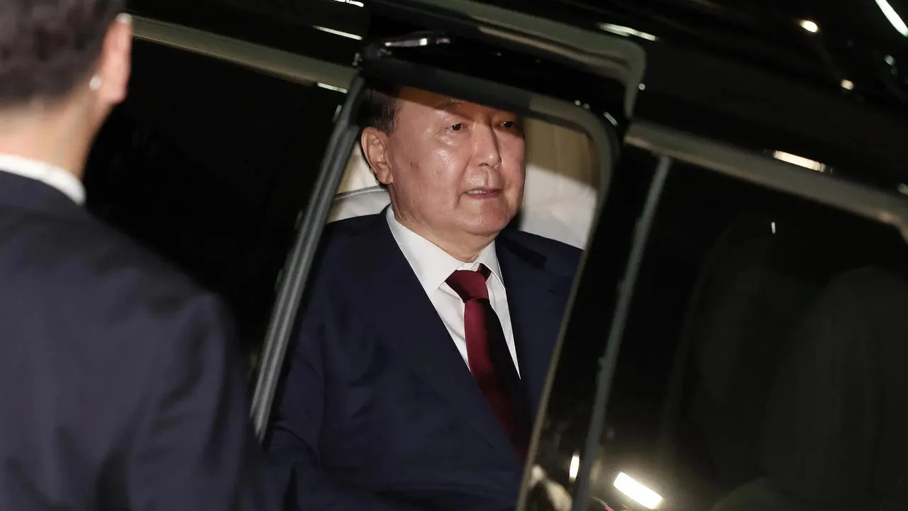 尹锡悦调查内幕：下台总统的傲慢与疲惫啥？下台了还这么横？