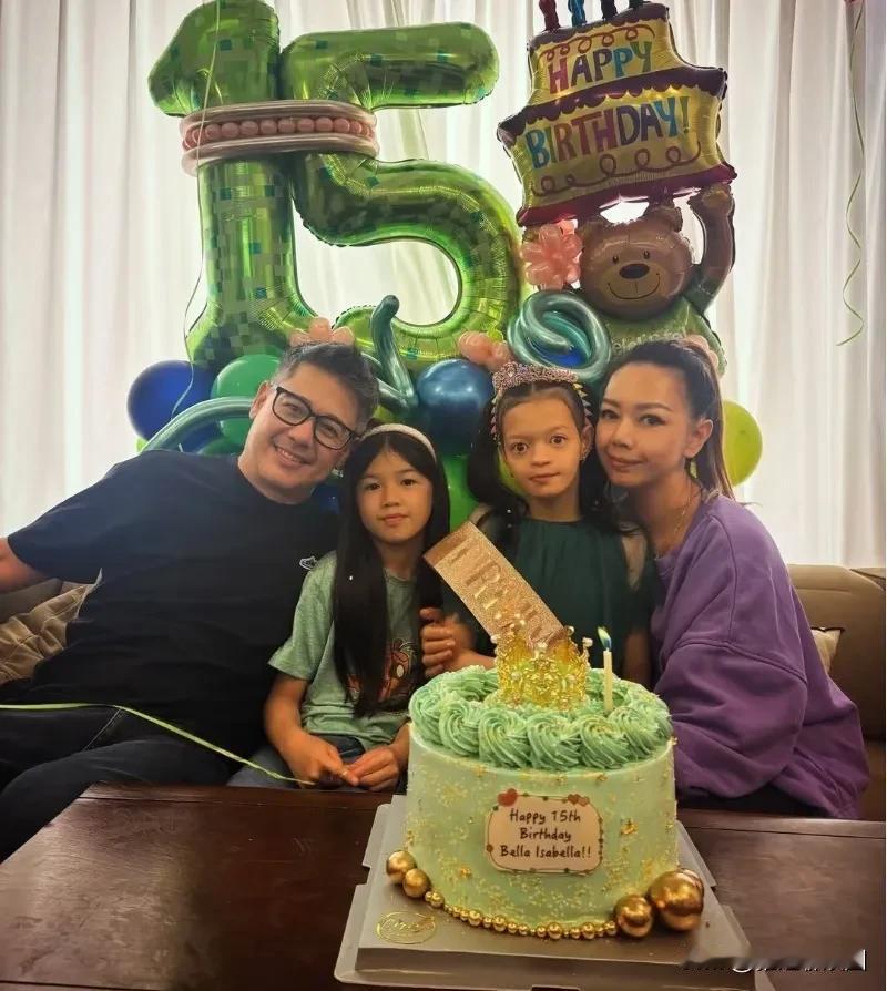 近日，钟丽淇在个人社交平台晒出一家四口为大女儿庆祝15岁的生日照片，一家人其乐融