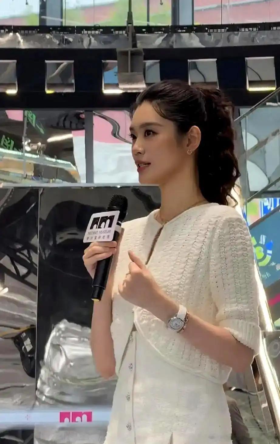 奚梦瑶一身顶奢出席活动，网友：豪门太太这碗饭吃的真香