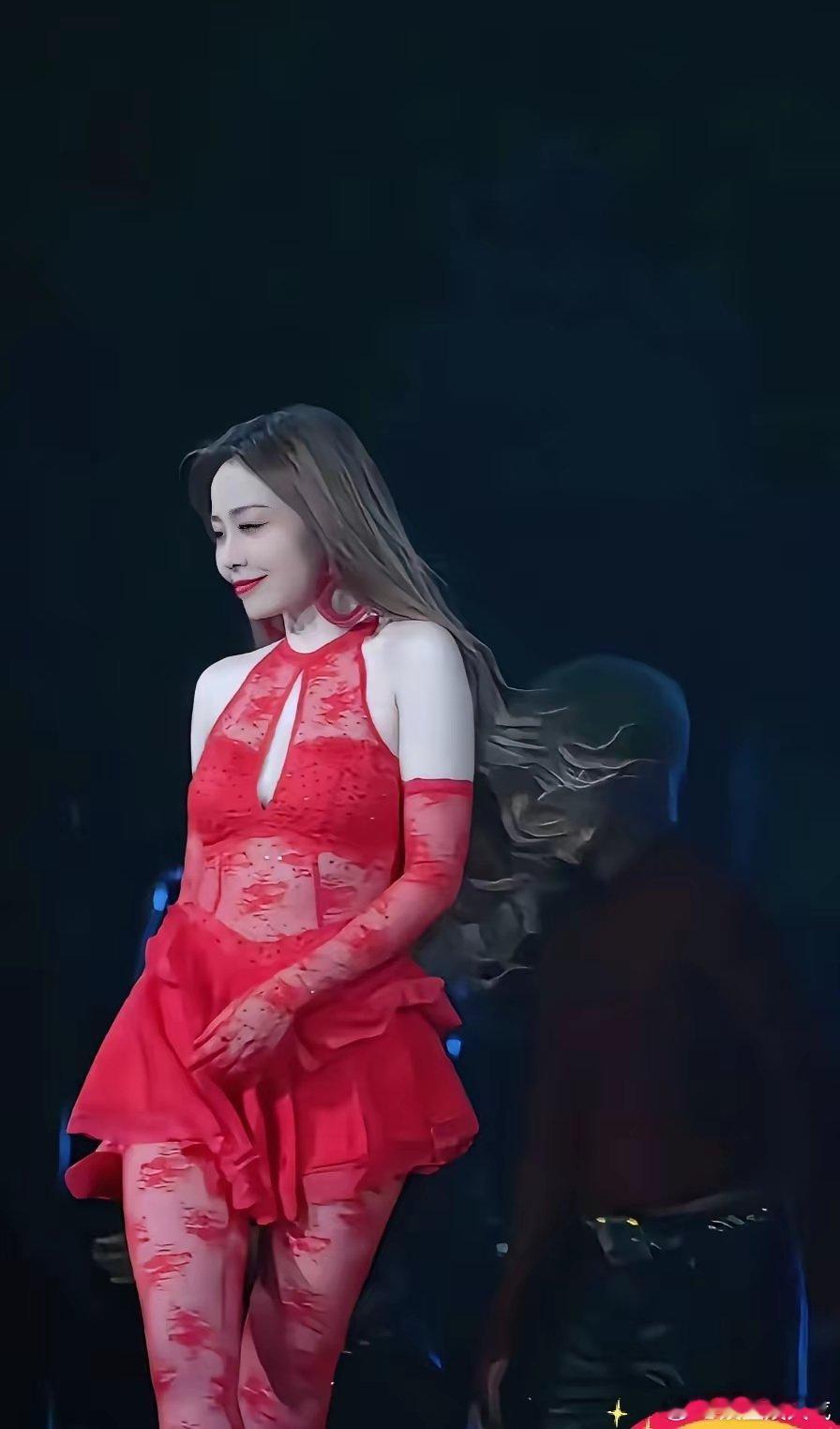 我真想不明白，当年超级女声怎么就输给了春哥呢？那时候看着节目的女生多吧，春哥和周