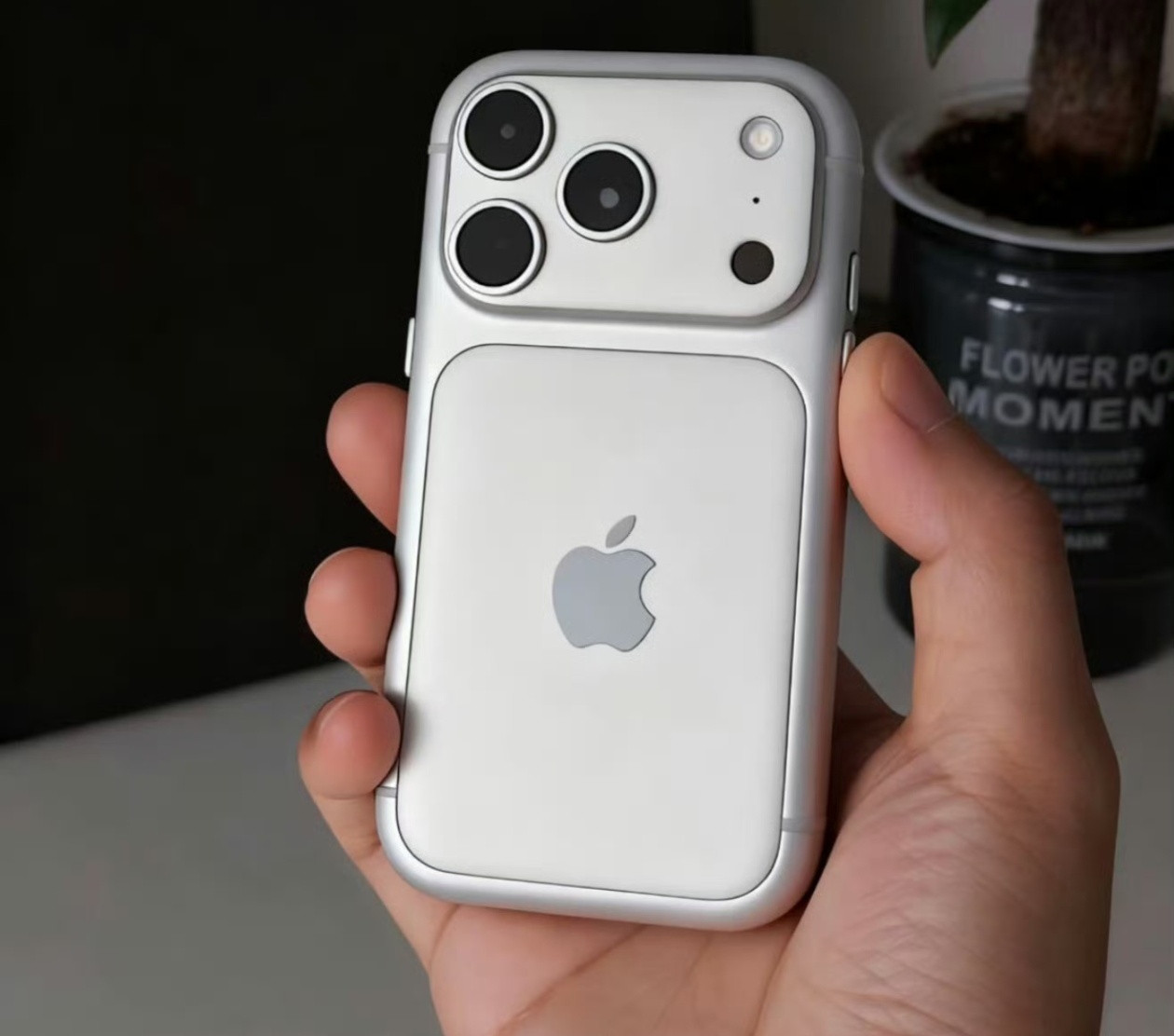 iPhone17Promini首曝感觉很小很笨重，明显不符合当下主流手机的定位呀