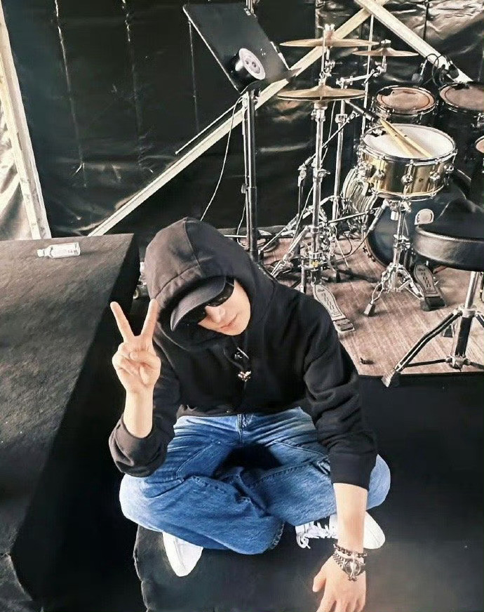 丁禹兮ins更新，是谁还没有从音乐节的快乐中走出来啊​